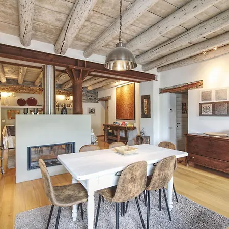 Ca Sbrisiga In By Halldis Apartament Moltrasio