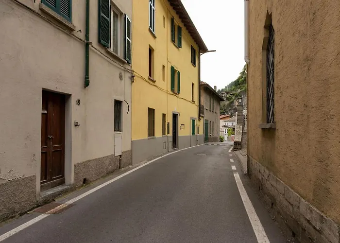 Apartament Ca Sbrisiga In By Halldis Moltrasio